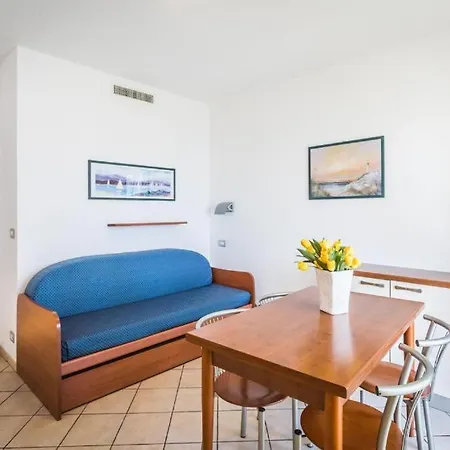 Pool & Seaview Apartment *